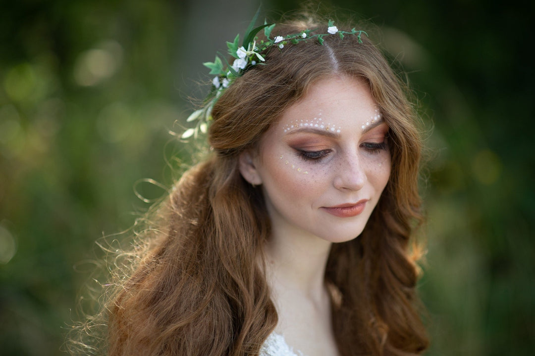 Green & White Flower Hair Comb: Minimalist Wedding Hair Jewelry – handmade floral hair accessory by magaela