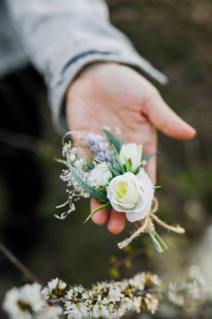 Customisable White & Green Bridal Bouquet: Boho Wedding Inspiration – handmade floral hair accessory by magaela