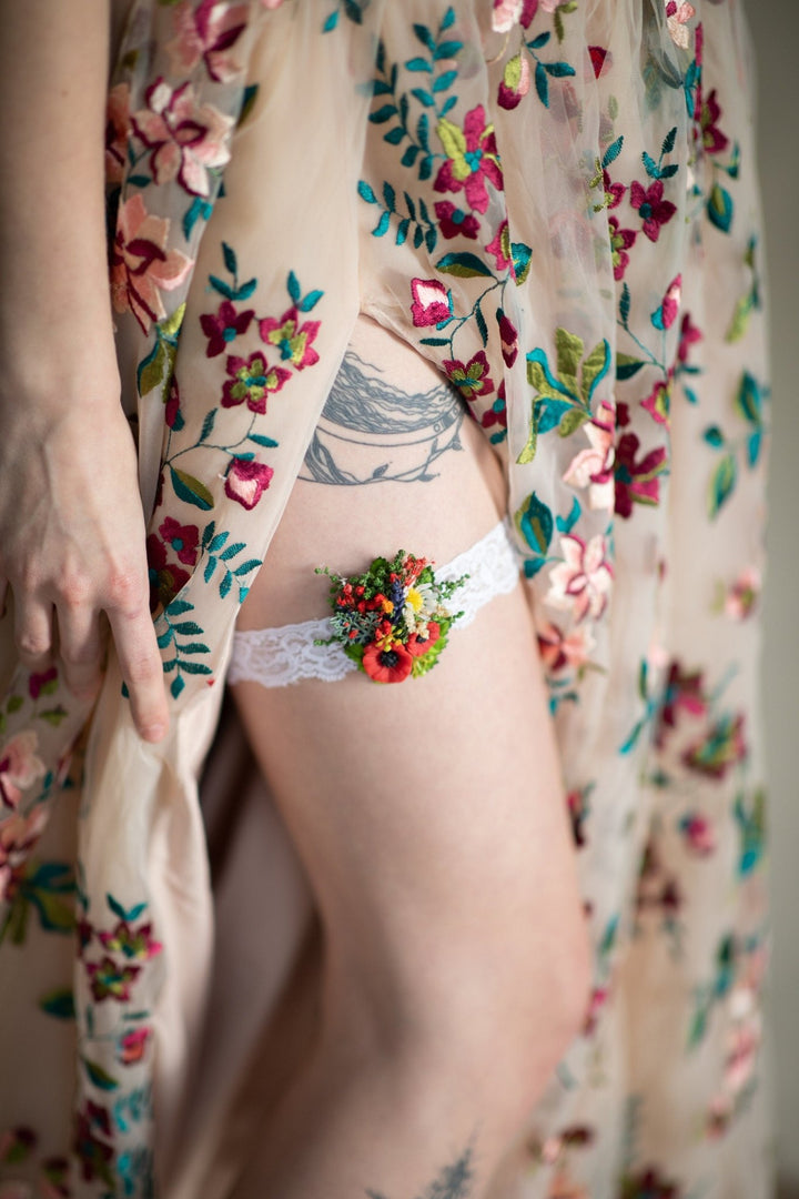 Poppy Flower Bridal Garter: Red & White Lace Wedding Accessory – handmade floral hair accessory by magaela