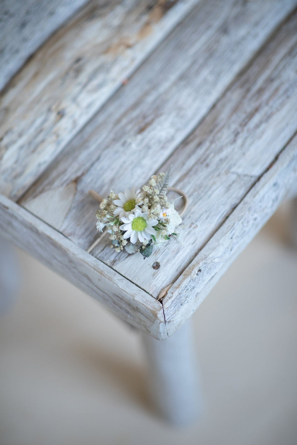 Daisy Flower Hair Tie: Cottagecore Wedding Hair Accessory – handmade floral hair accessory by magaela