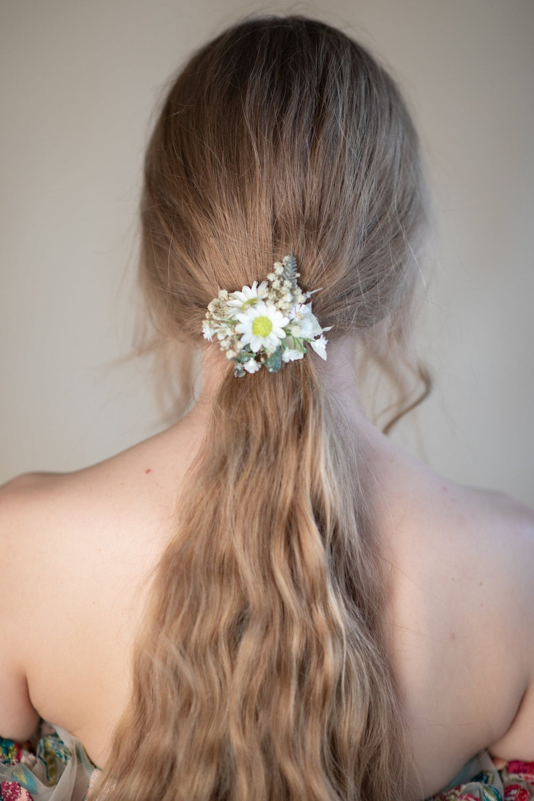 Daisy Flower Hair Tie: Cottagecore Wedding Hair Accessory – handmade floral hair accessory by magaela