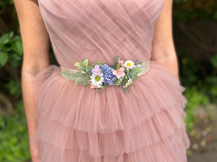 Daisy Wedding Belt: Meadow Flower Bridal Sash with Ribbon – handmade floral hair accessory by magaela