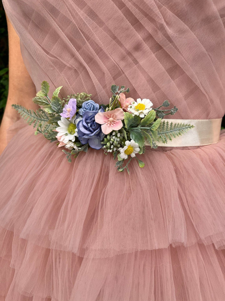 Daisy Wedding Belt: Meadow Flower Bridal Sash with Ribbon – handmade floral hair accessory by magaela