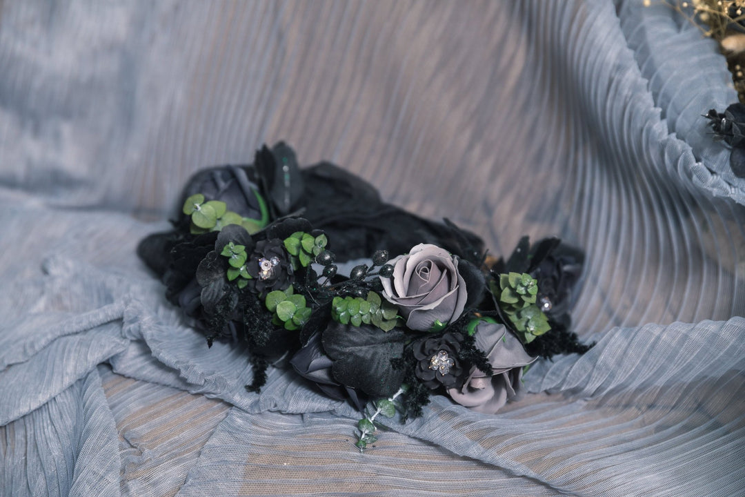 Black Rose Flower Crown: Gothic Halloween Wedding Headpiece – handmade floral hair accessory by magaela