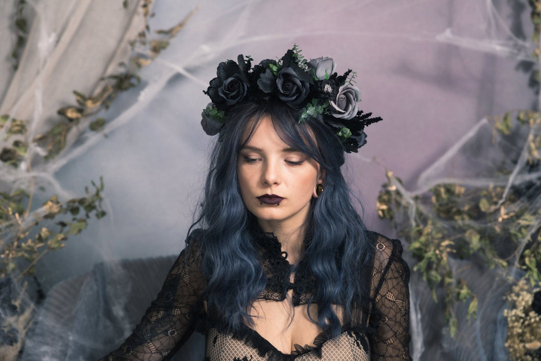 Black Rose Flower Crown: Gothic Halloween Wedding Headpiece – handmade floral hair accessory by magaela