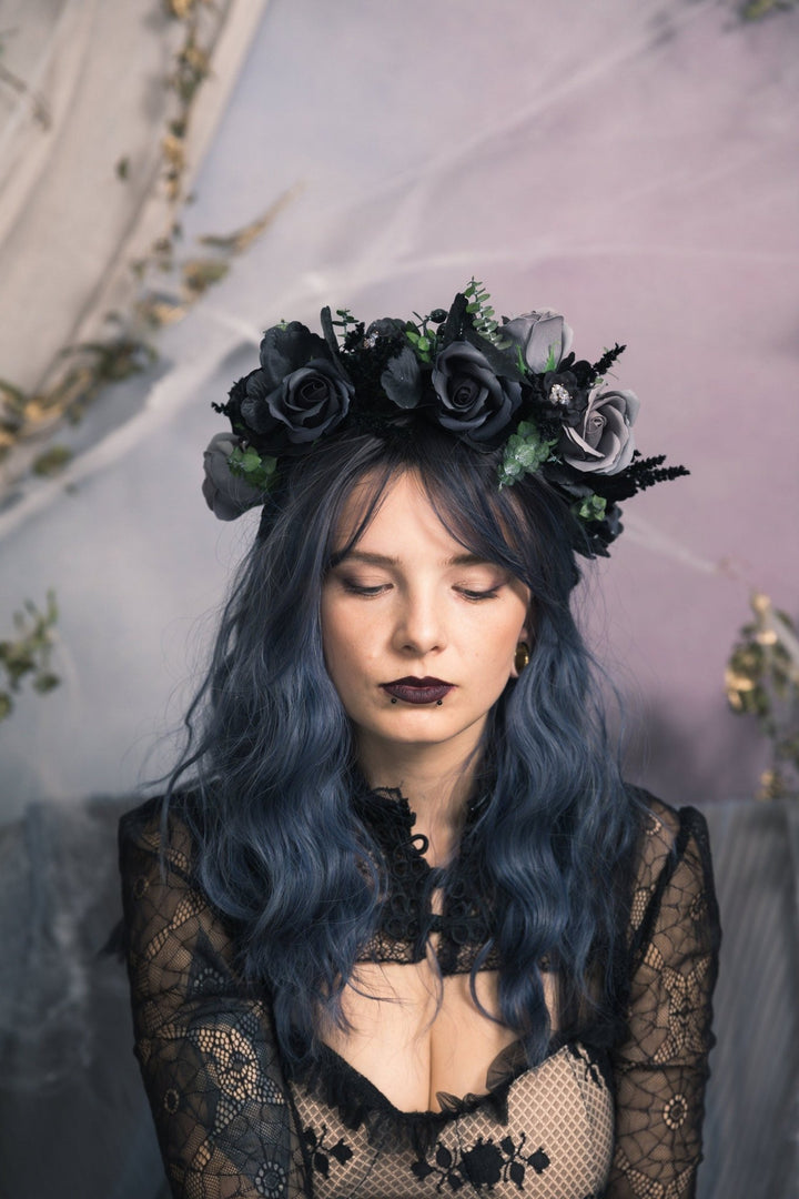 Black Rose Flower Crown: Gothic Halloween Wedding Headpiece – handmade floral hair accessory by magaela