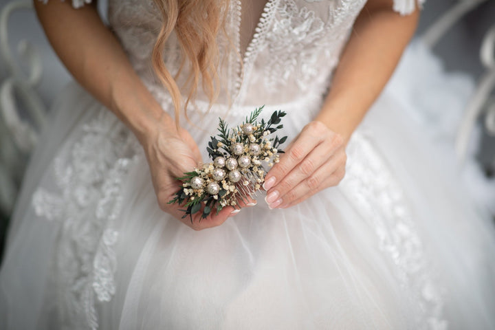 Golden Winter Flower Hair Comb: Elegant Bridal Headpiece – handmade floral hair accessory by magaela