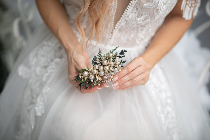 Golden Winter Flower Hair Comb: Elegant Bridal Headpiece – handmade floral hair accessory by magaela