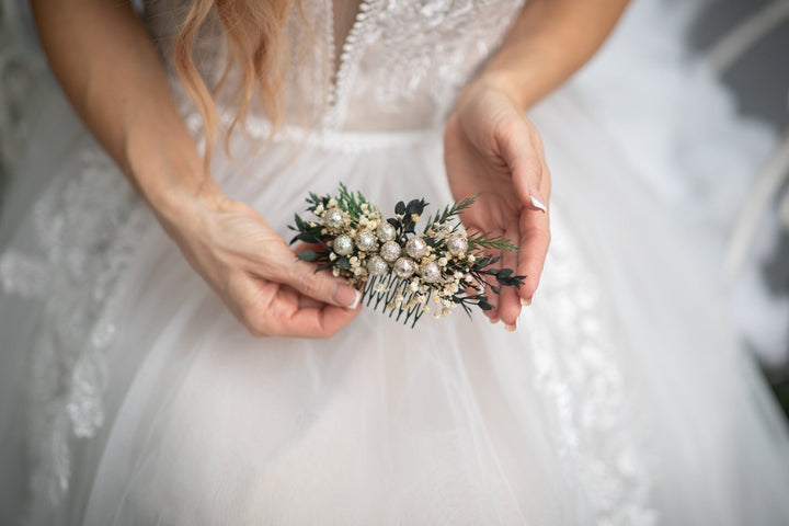 Golden Winter Flower Hair Comb: Elegant Bridal Headpiece – handmade floral hair accessory by magaela