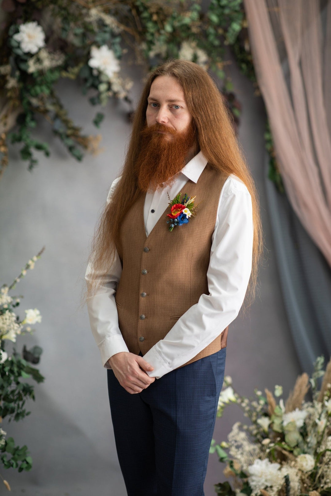 Meadow Wedding Boutonniere: Folk Groom Corsage with Poppy & Daisy – handmade floral hair accessory by magaela