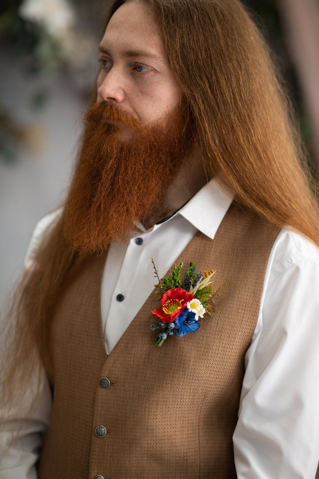 Meadow Wedding Boutonniere: Folk Groom Corsage with Poppy & Daisy – handmade floral hair accessory by magaela