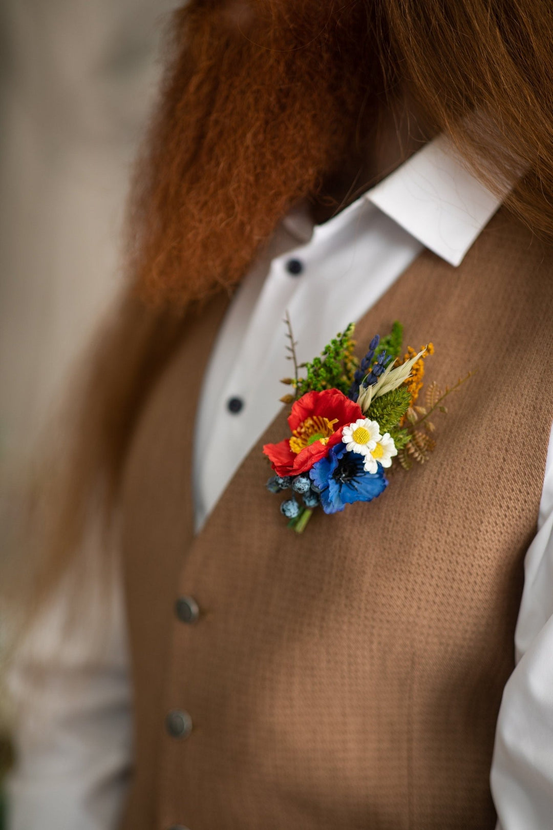 Meadow Wedding Boutonniere: Folk Groom Corsage with Poppy & Daisy – handmade floral hair accessory by magaela