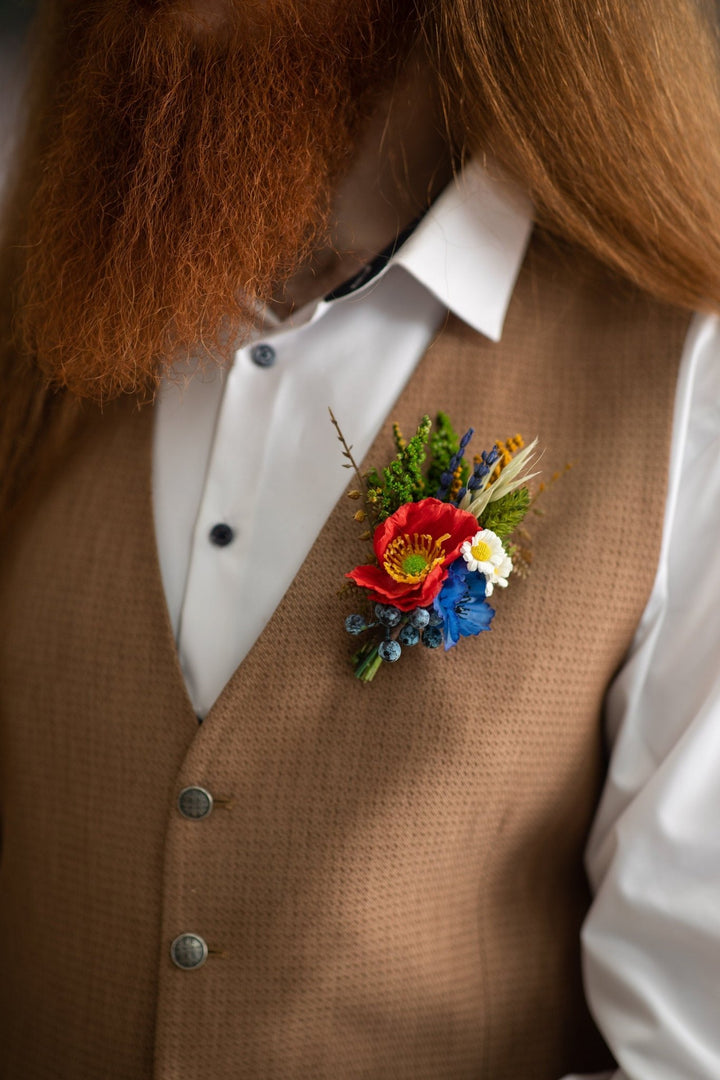 Meadow Wedding Boutonniere: Folk Groom Corsage with Poppy & Daisy – handmade floral hair accessory by magaela
