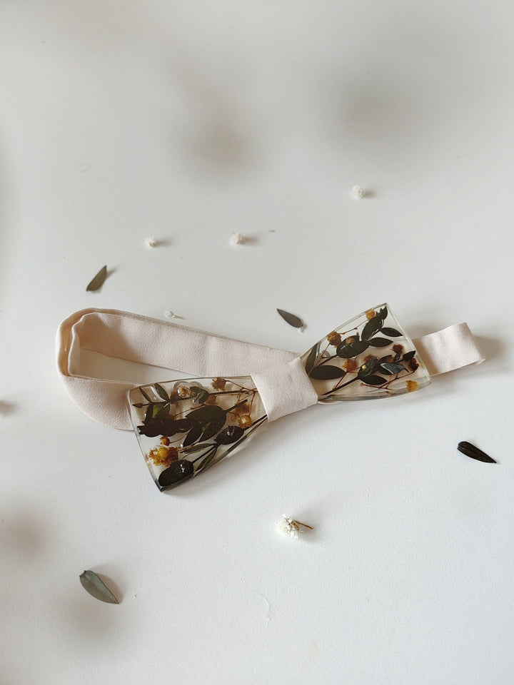 Resin Flower Bow Tie: Botanical Wedding Groom Accessory – handmade floral hair accessory by magaela