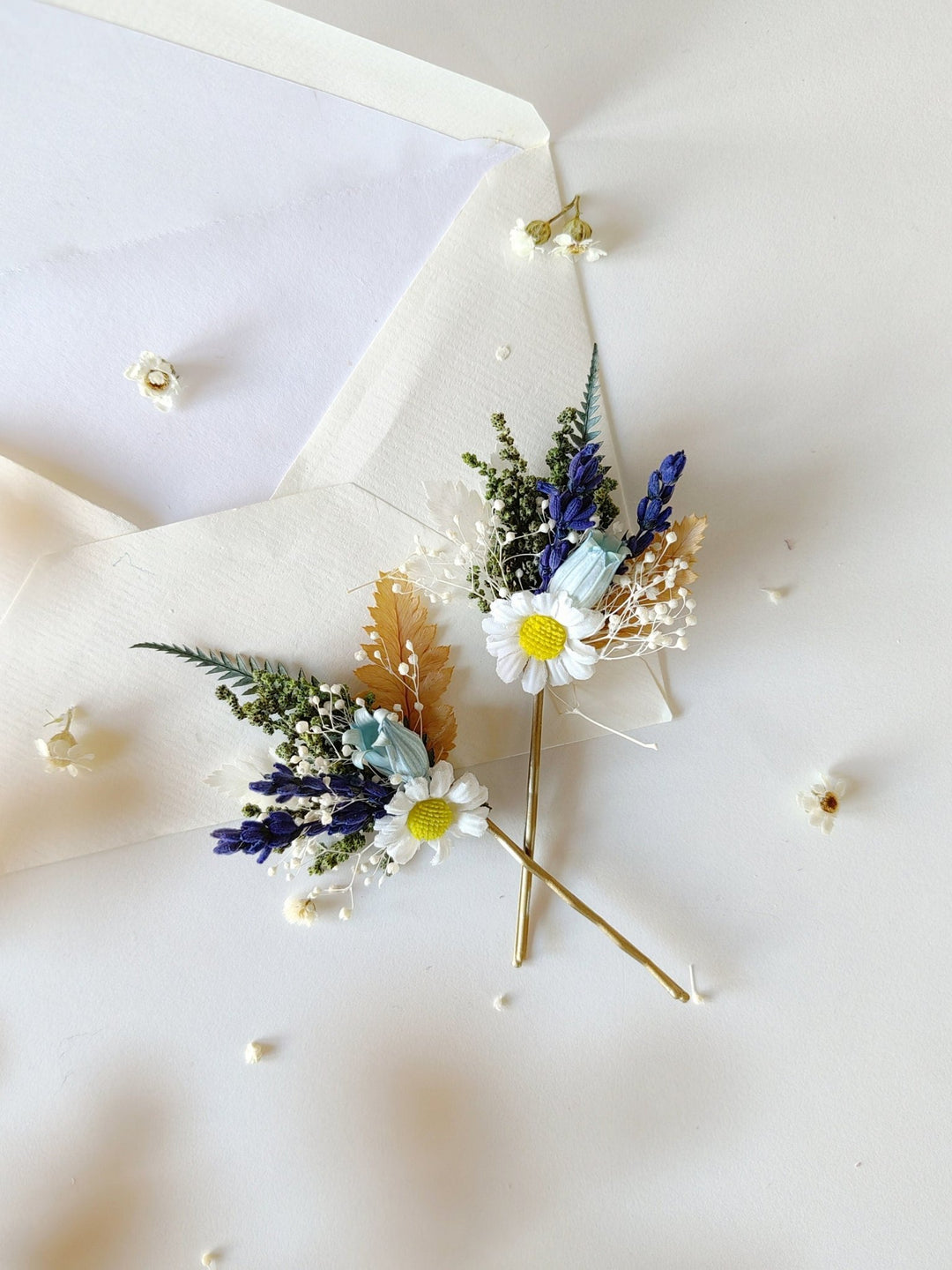 Daisy Flower Hairpins: Spring Wedding Hair Accessories – handmade floral hair accessory by magaela