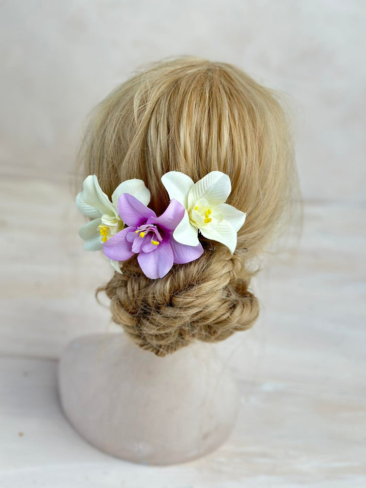 Lily Flower Hair Comb: Tropical Beach Wedding Headpiece – handmade floral hair accessory by magaela