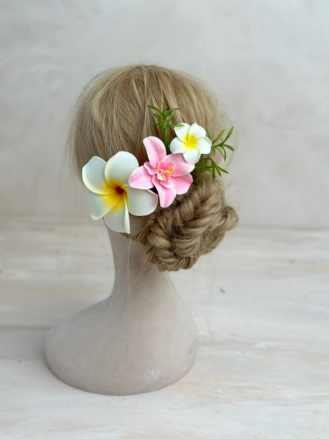 Plumeria Flower Hair Comb: Tropical Beach Wedding Accessory – handmade floral hair accessory by magaela