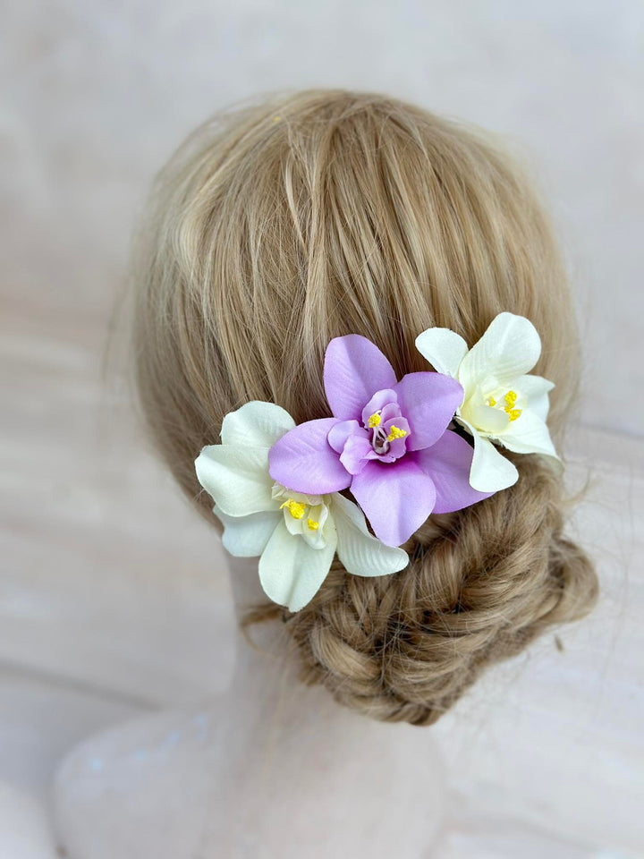 Lily Flower Hair Comb: Tropical Beach Wedding Headpiece – handmade floral hair accessory by magaela