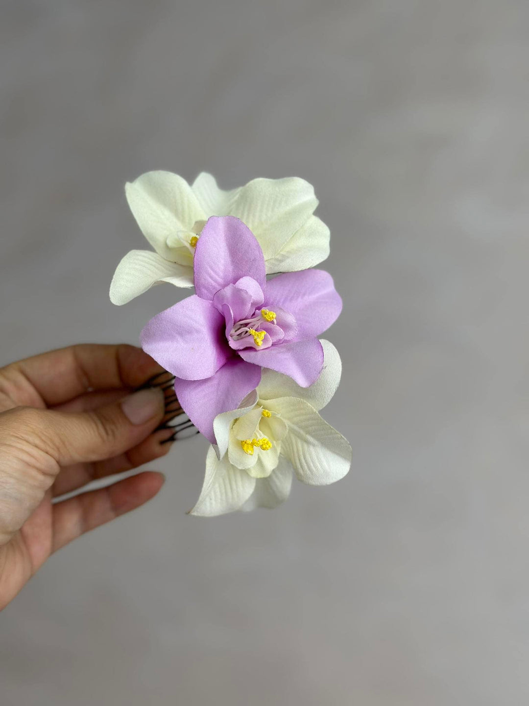 Lily Flower Hair Comb: Tropical Beach Wedding Headpiece – handmade floral hair accessory by magaela