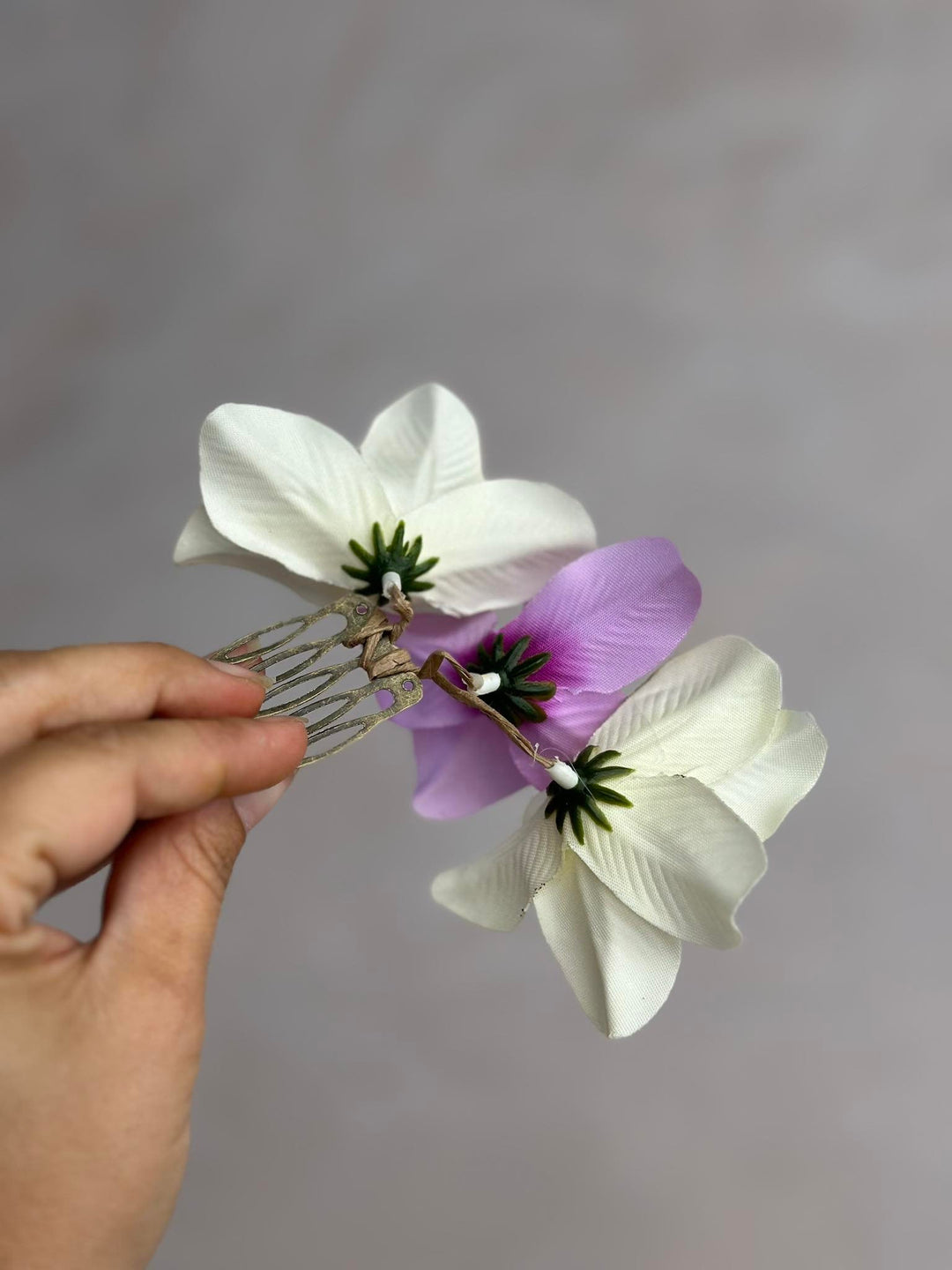 Lily Flower Hair Comb: Tropical Beach Wedding Headpiece – handmade floral hair accessory by magaela