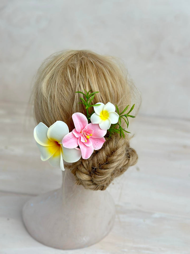 Plumeria Flower Hair Comb: Tropical Beach Wedding Accessory – handmade floral hair accessory by magaela