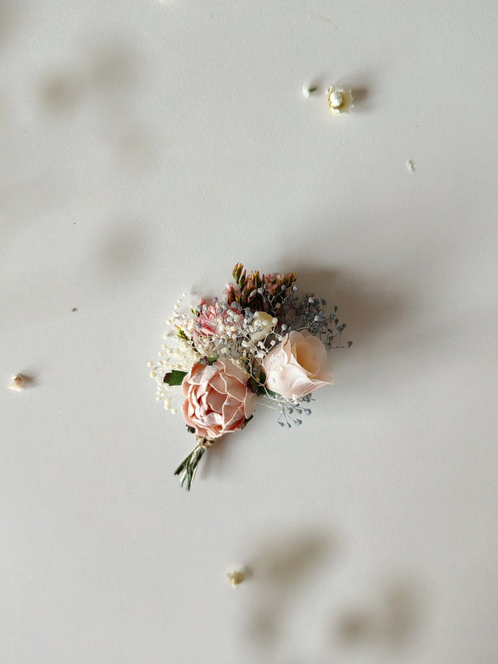 Blush Flower Boutonniere: Summer Wedding Groom Corsage – handmade floral hair accessory by magaela