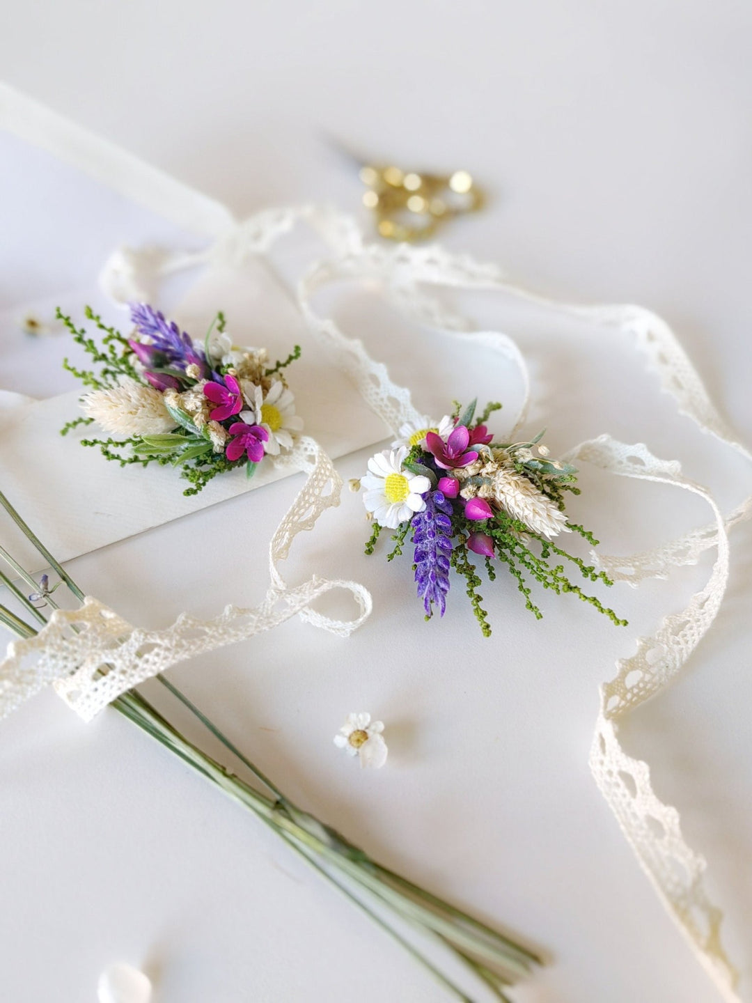 Lavender Daisy Flower Bracelet: Boho Bridal Jewelry – handmade floral hair accessory by magaela
