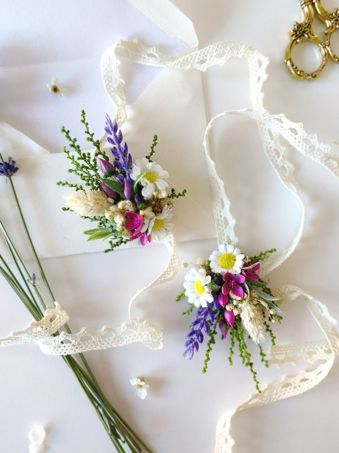 Lavender Daisy Flower Bracelet: Boho Bridal Jewelry – handmade floral hair accessory by magaela