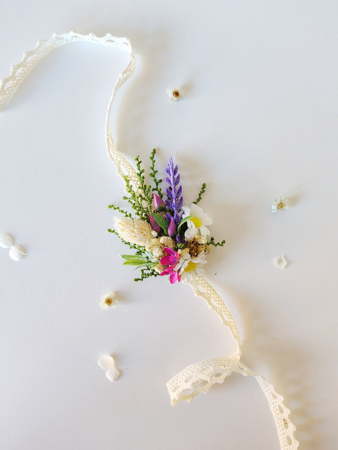 Lavender Daisy Flower Bracelet: Boho Bridal Jewelry – handmade floral hair accessory by magaela