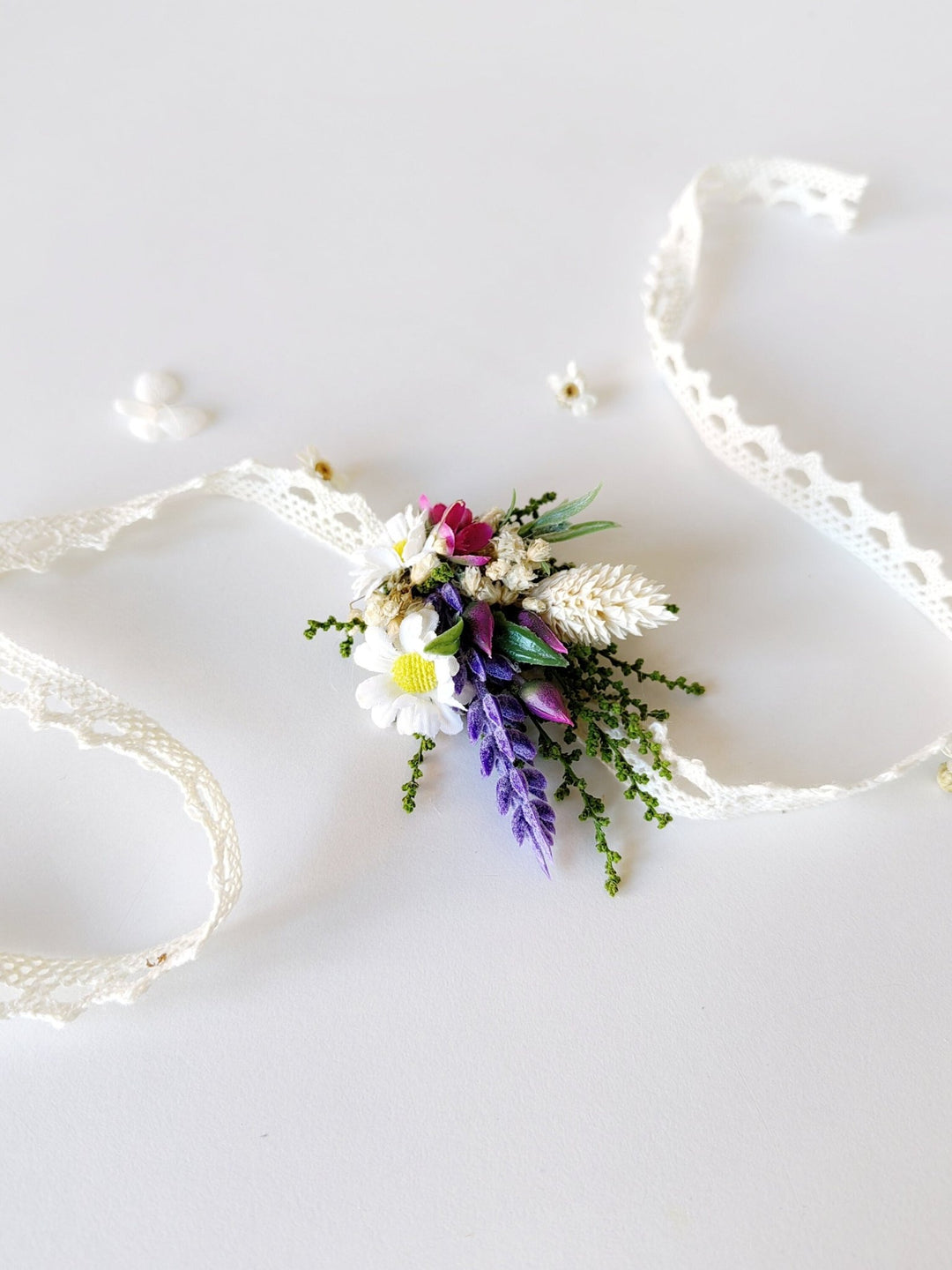 Lavender Daisy Flower Bracelet: Boho Bridal Jewelry – handmade floral hair accessory by magaela