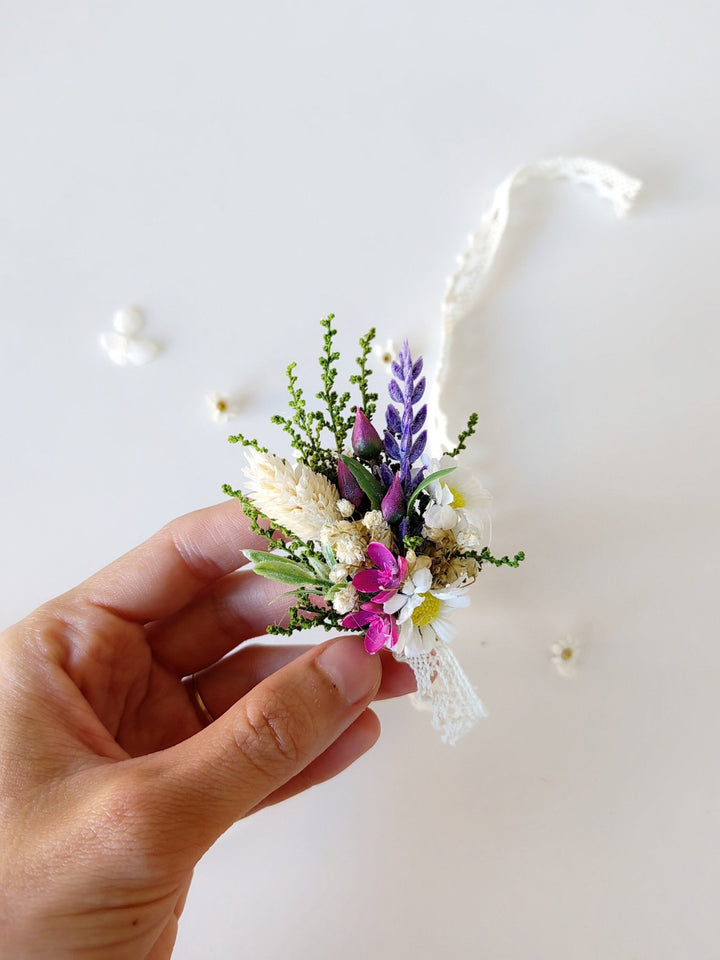 Lavender Daisy Flower Bracelet: Boho Bridal Jewelry – handmade floral hair accessory by magaela