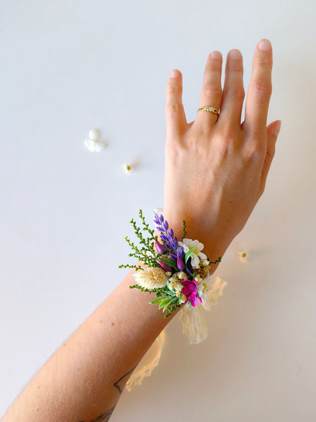 Lavender Daisy Flower Bracelet: Boho Bridal Jewelry – handmade floral hair accessory by magaela