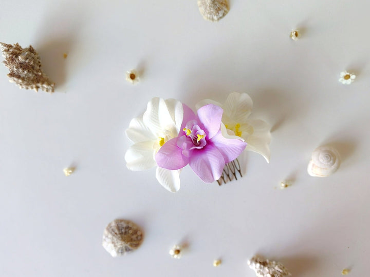 Lily Flower Hair Comb: Tropical Beach Wedding Headpiece – handmade floral hair accessory by magaela