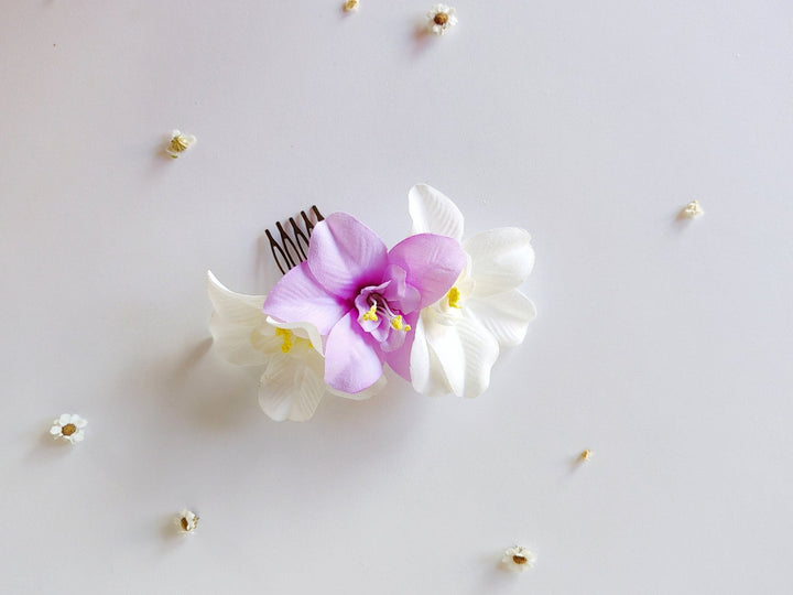Lily Flower Hair Comb: Tropical Beach Wedding Headpiece – handmade floral hair accessory by magaela
