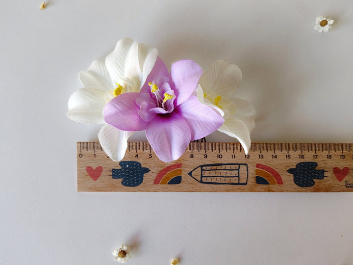 Lily Flower Hair Comb: Tropical Beach Wedding Headpiece – handmade floral hair accessory by magaela