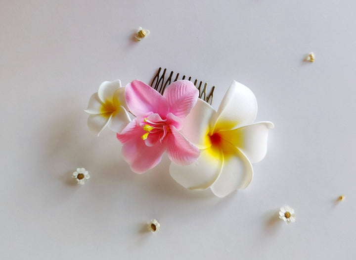 Plumeria Flower Hair Comb: Tropical Beach Wedding Accessory – handmade floral hair accessory by magaela