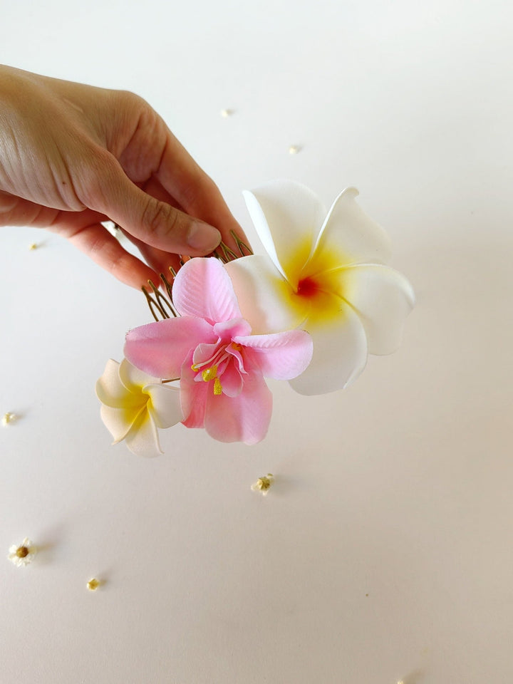 Plumeria Flower Hair Comb: Tropical Beach Wedding Accessory – handmade floral hair accessory by magaela