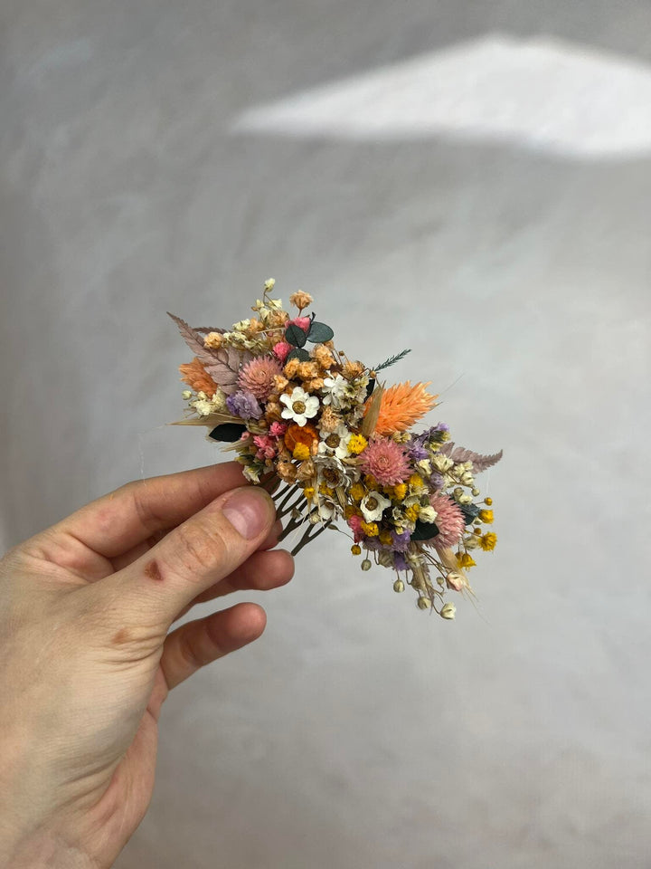 Wildflower Hair Comb: Rustic Bridal Accessory with Preserved Flowers – handmade floral hair accessory by magaela
