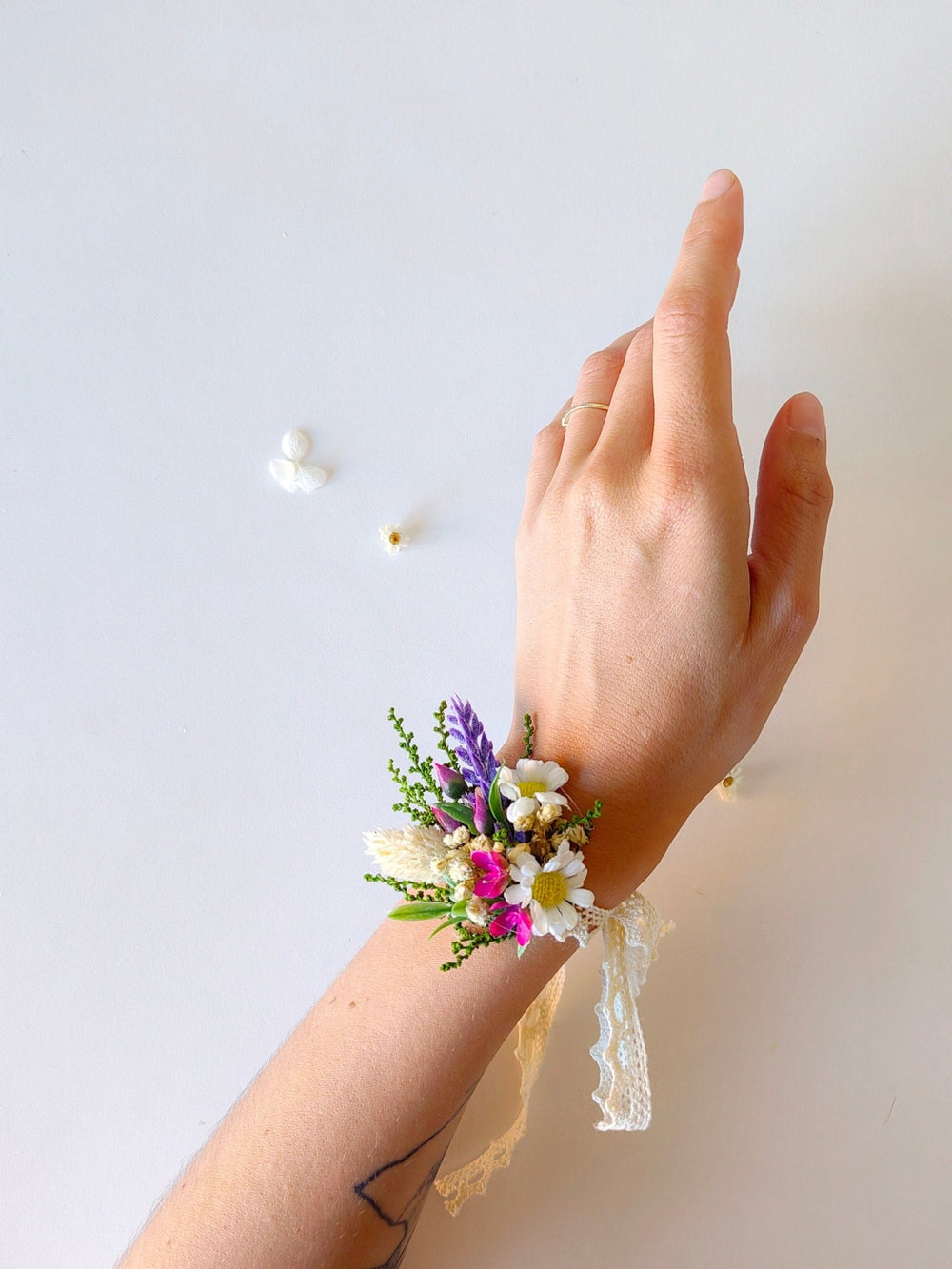 Lavender Daisy Flower Bracelet: Boho Bridal Jewelry – handmade floral hair accessory by magaela