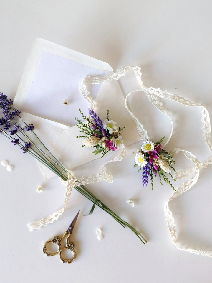 Lavender Daisy Flower Bracelet: Boho Bridal Jewelry – handmade floral hair accessory by magaela