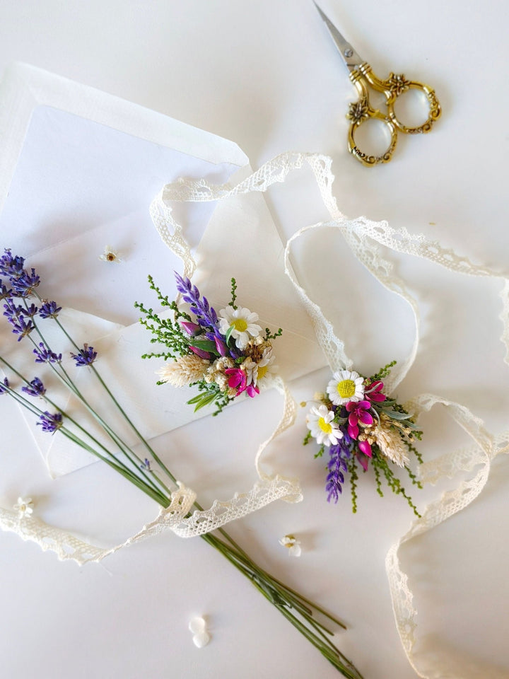 Lavender Daisy Flower Bracelet: Boho Bridal Jewelry – handmade floral hair accessory by magaela