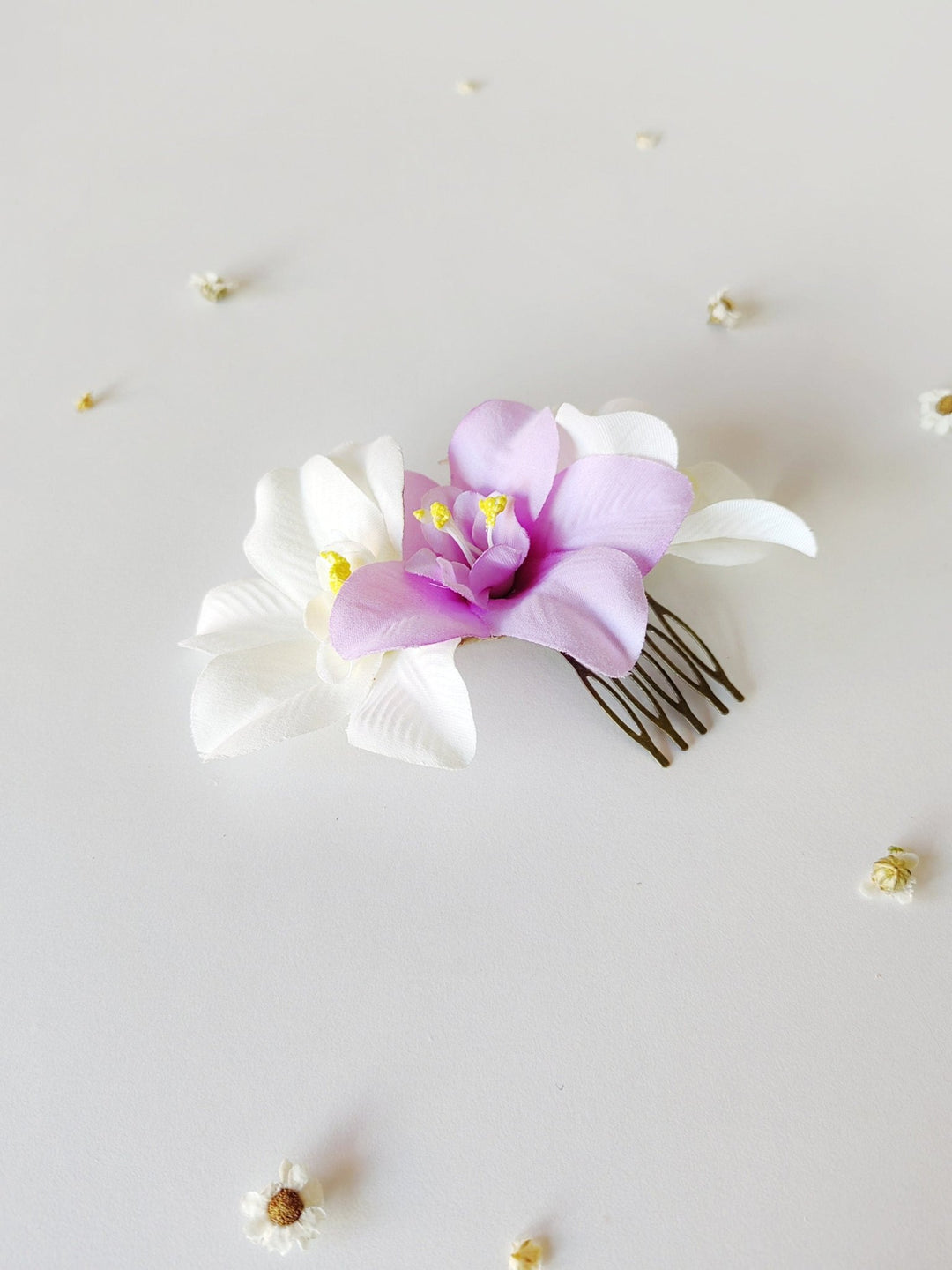 Lily Flower Hair Comb: Tropical Beach Wedding Headpiece – handmade floral hair accessory by magaela