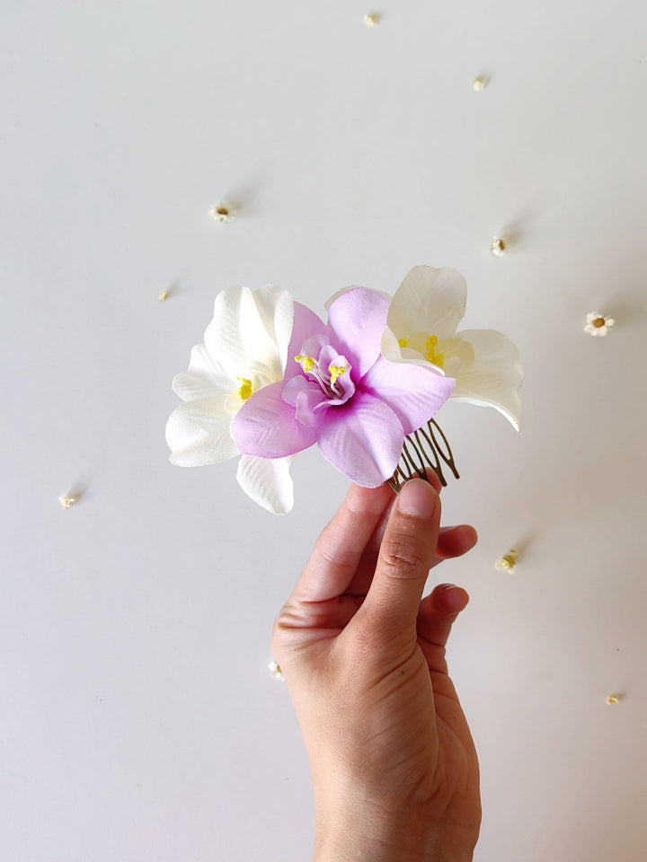 Lily Flower Hair Comb: Tropical Beach Wedding Headpiece – handmade floral hair accessory by magaela