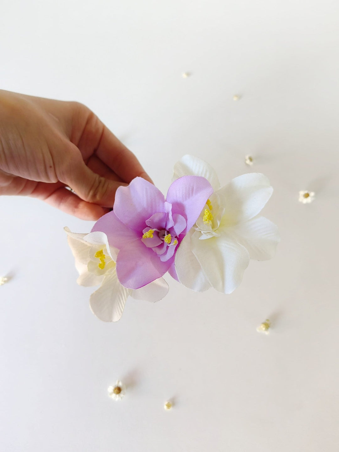 Lily Flower Hair Comb: Tropical Beach Wedding Headpiece – handmade floral hair accessory by magaela