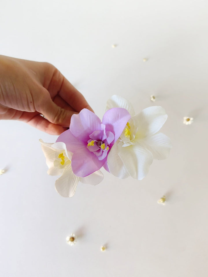 Lily Flower Hair Comb: Tropical Beach Wedding Headpiece – handmade floral hair accessory by magaela