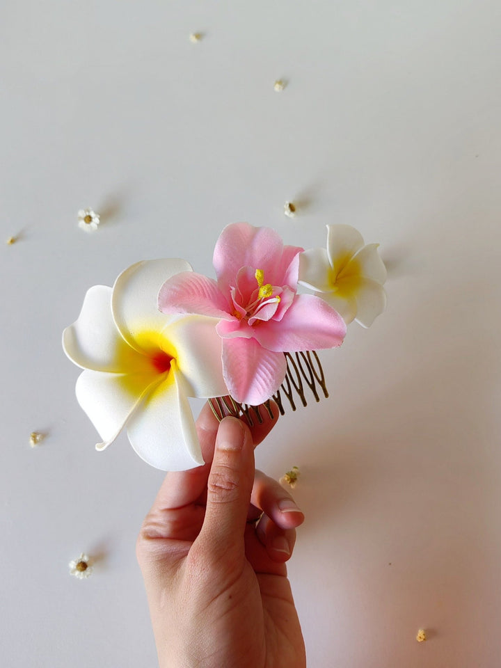 Plumeria Flower Hair Comb: Tropical Beach Wedding Accessory – handmade floral hair accessory by magaela