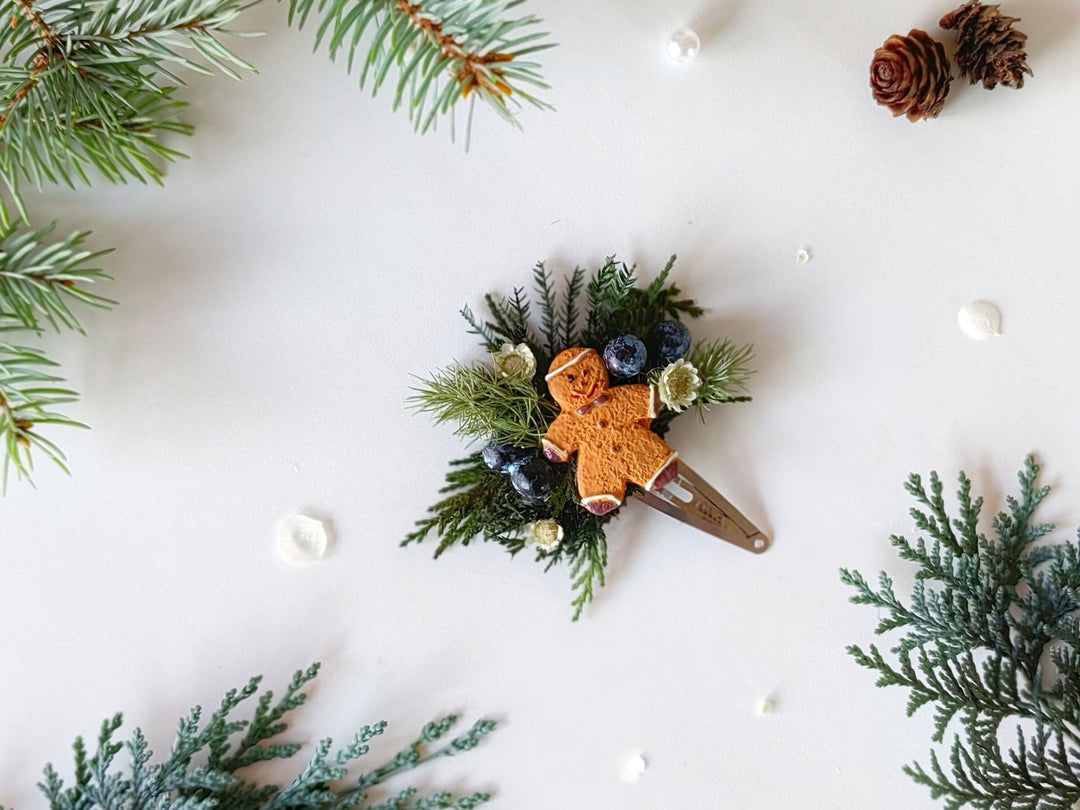 Gingerbread Christmas Hair Clip for Girl – Holiday Hair Accessory & Cute Xmas Gift – handmade floral hair accessory by magaela