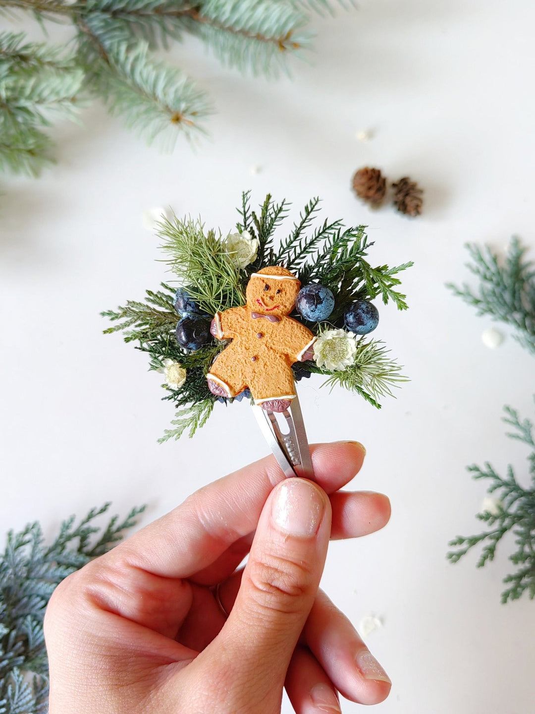 Gingerbread Christmas Hair Clip for Girl – Holiday Hair Accessory & Cute Xmas Gift – handmade floral hair accessory by magaela