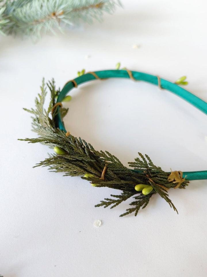 Winter Greenery Headband: Preserved Pine Needle Woodland Headpiece – handmade floral hair accessory by magaela