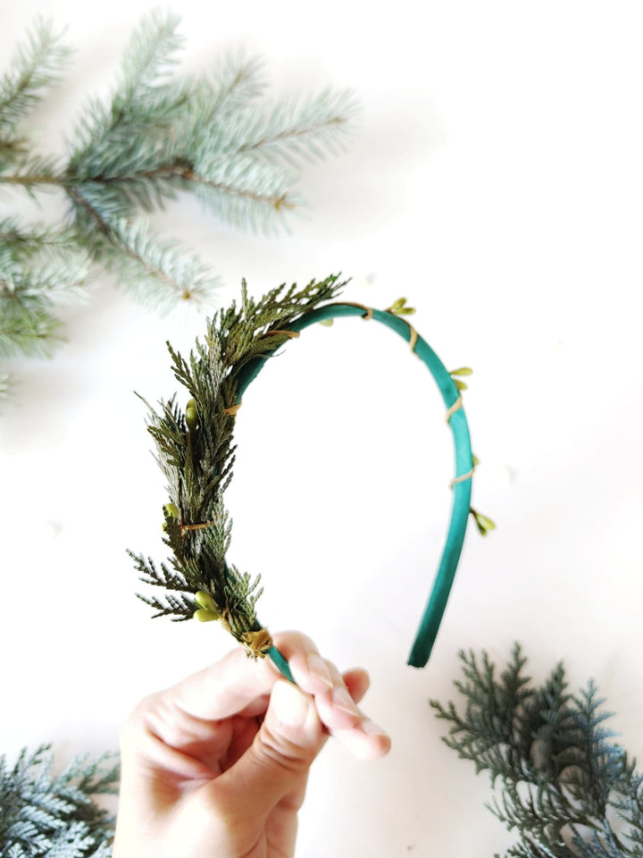 Winter Greenery Headband: Preserved Pine Needle Woodland Headpiece – handmade floral hair accessory by magaela